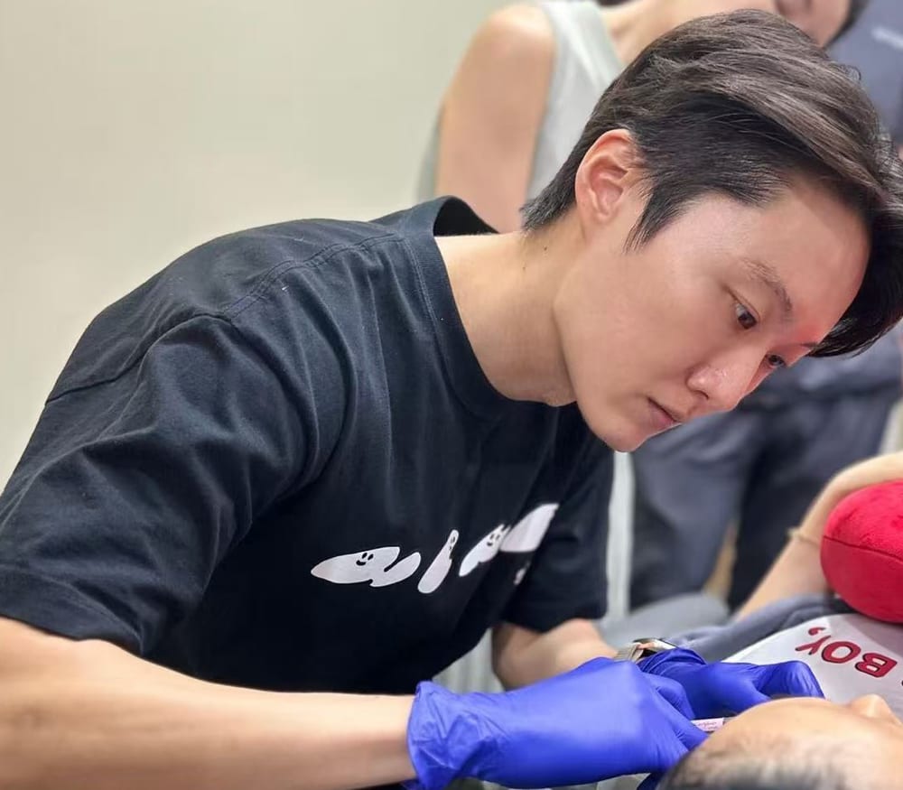 Dr Dai Chao 在 RP Clinic 为客人治疗